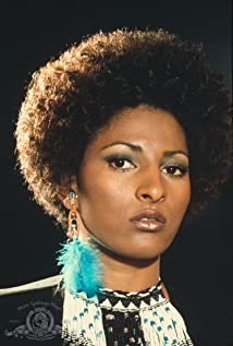 How tall is Pam Grier?